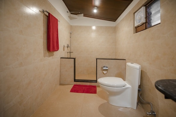 12_Standard_Cottage_bathroom-min